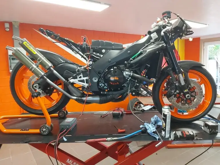 16 Jonatan Naert Aprilia RS250 Red Bull