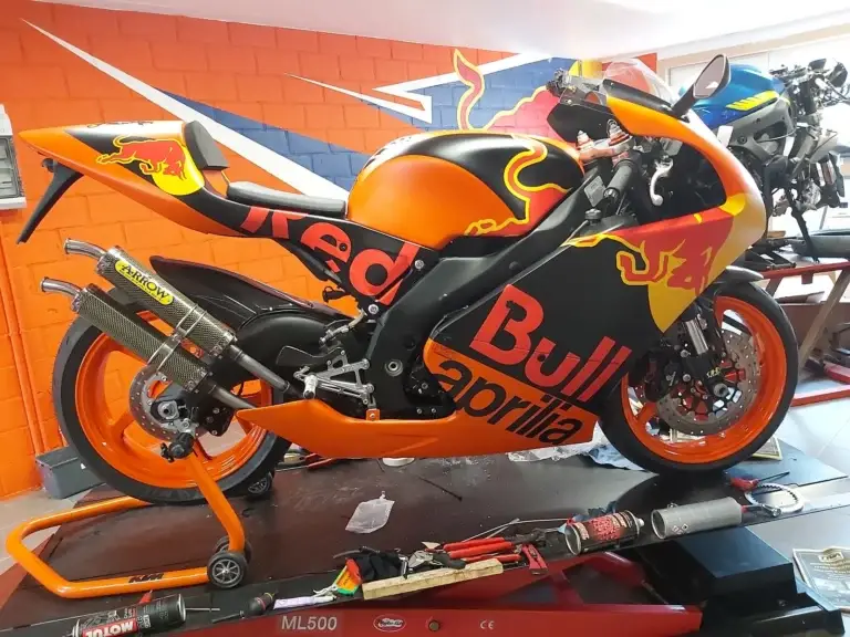 17 Jonatan Naert Aprilia RS250 Red Bull