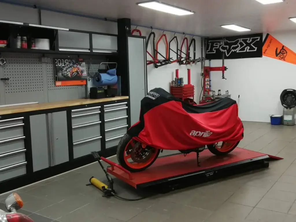 18 Jonatan Naert Aprilia RS250 Red Bull