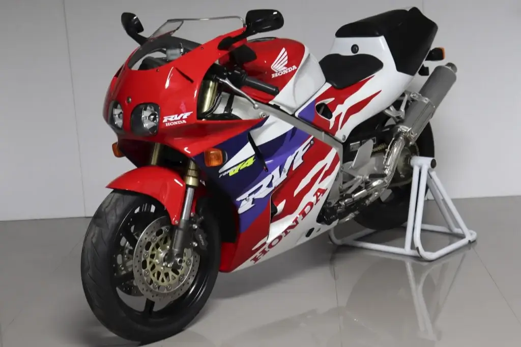 1 Honda RVF400 NC35 Restoration