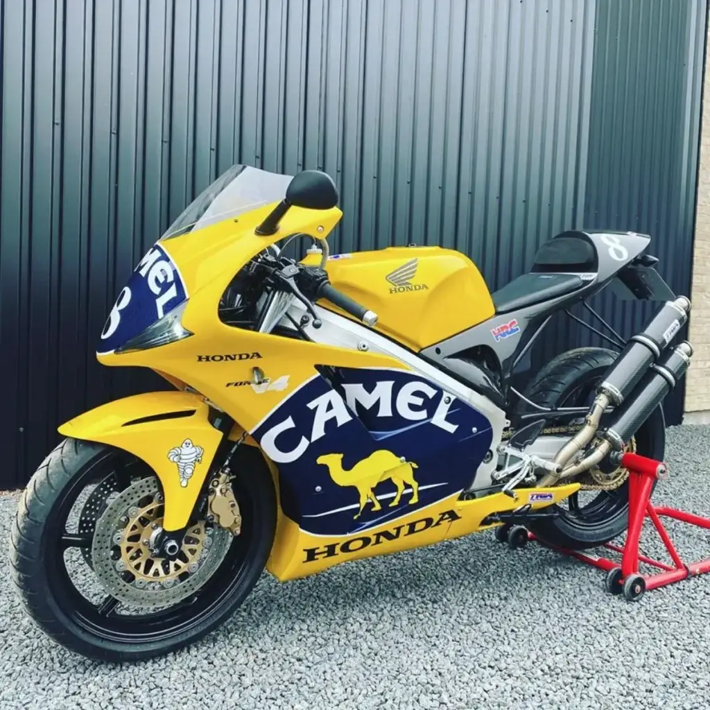 1 Jespers Honda VFR400R NC30 GP T