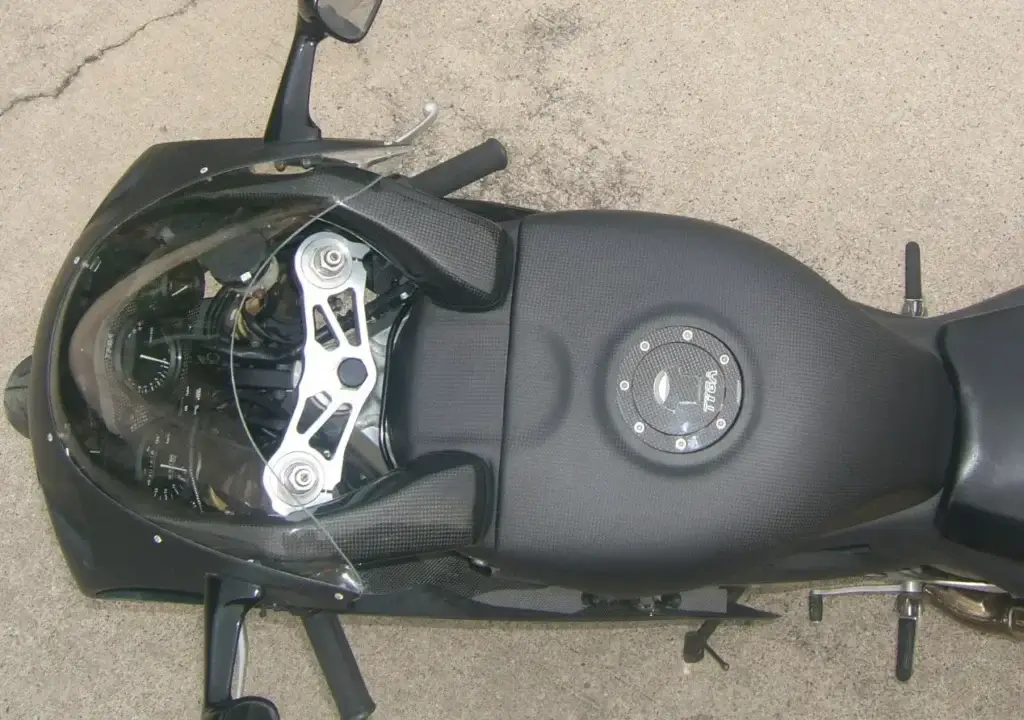1 NC35 RVF400 Carbon Bodywork part 1
