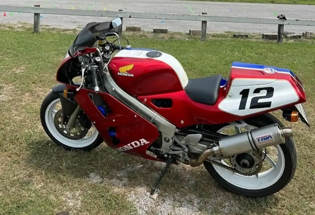1 Nathalie Honda VFR400R NC30