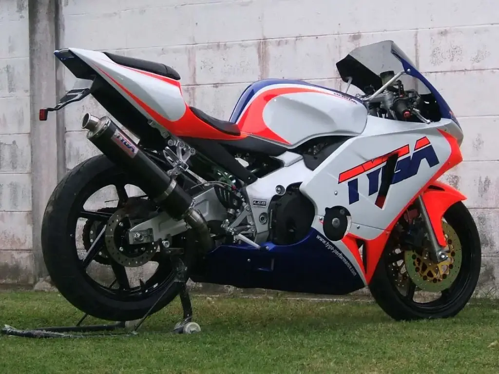 1 RC211V style bodywork for NC29 CBR400RR