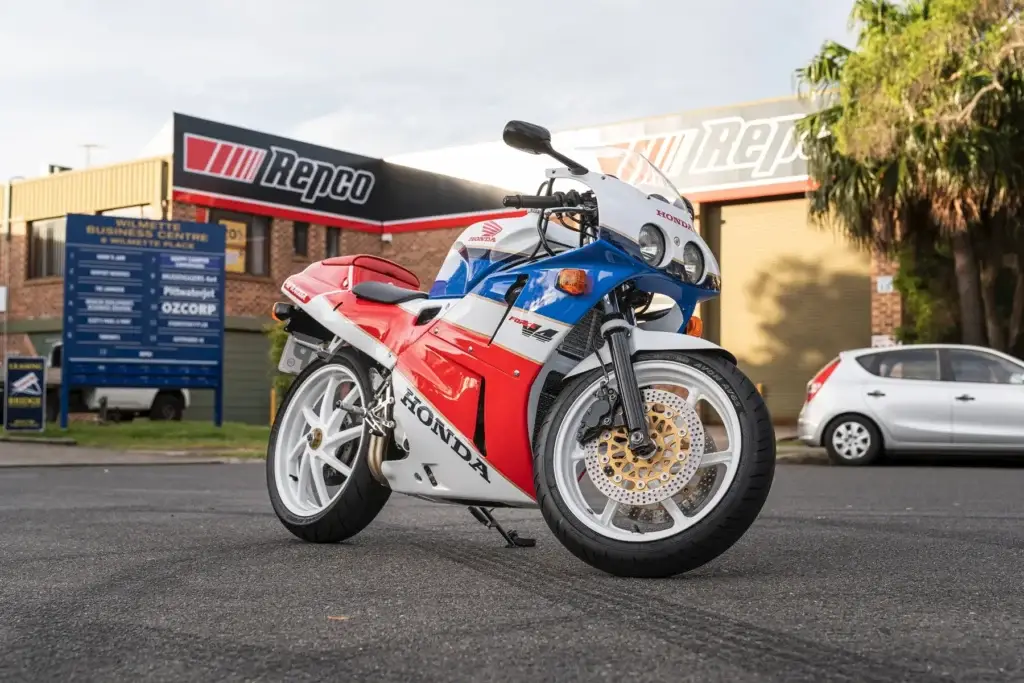 1 Tim Honda VFR400R NC30 Type 1
