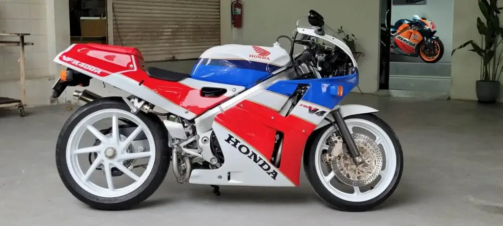 2 Honda VFR400R NC30 Restoration