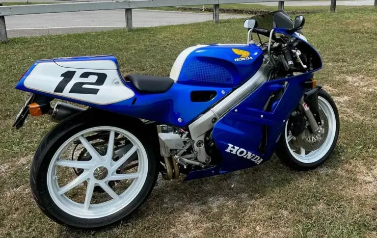 2 Nathalie Honda VFR400R NC30