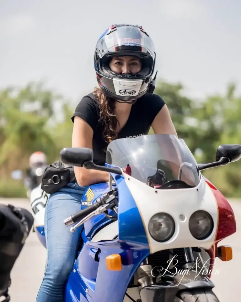 3 Nathalie Honda VFR400R NC30