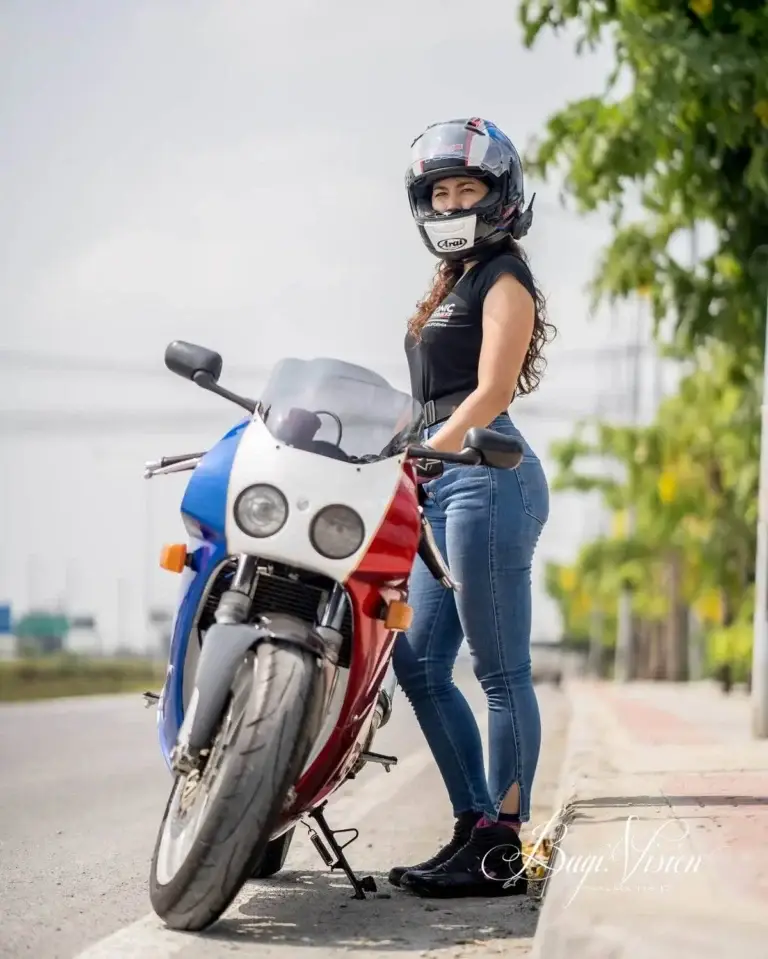 4 Nathalie Honda VFR400R NC30
