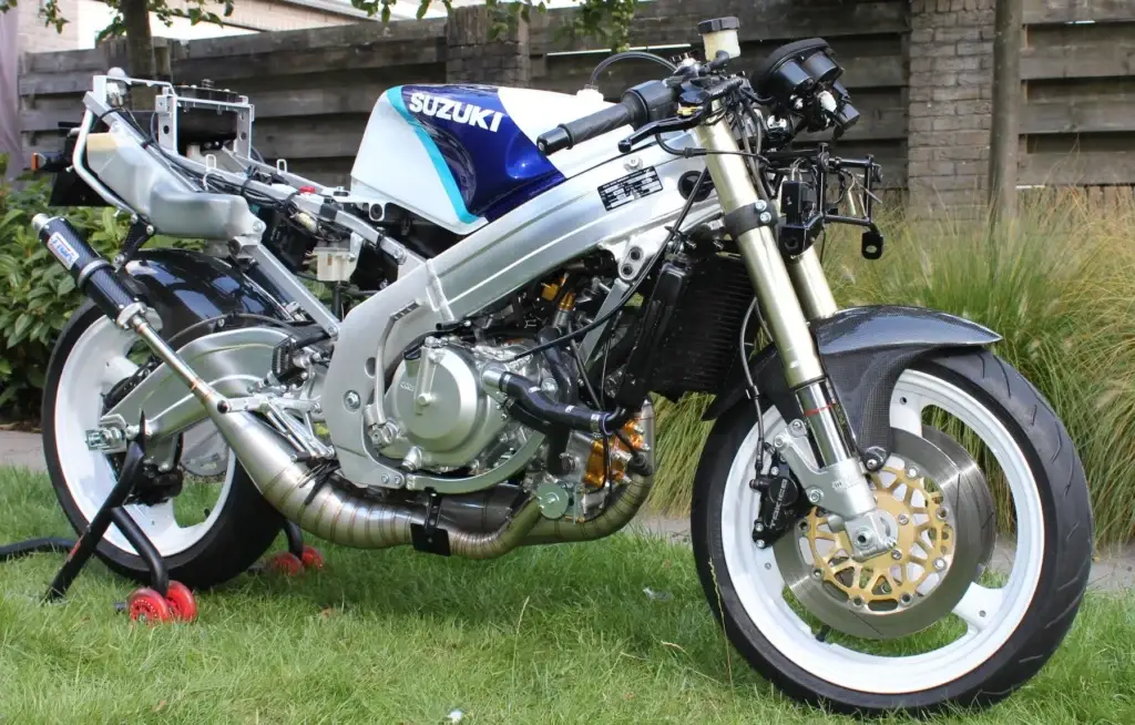 9 Denny Lam Suzuki RGV250 VJ22