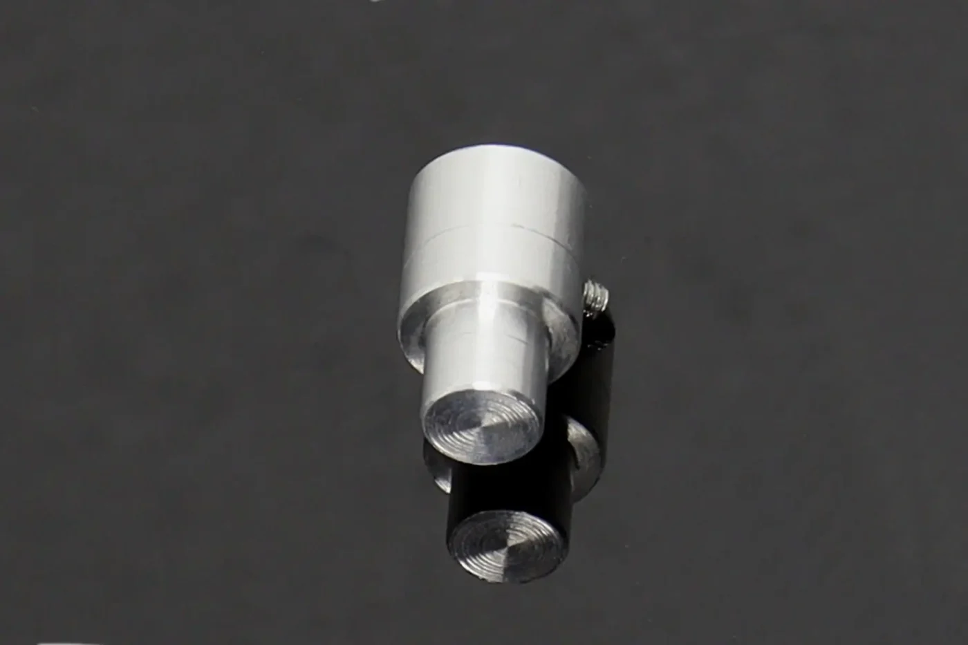 Spigot, Cowl, RH, VFR750, RC36-1